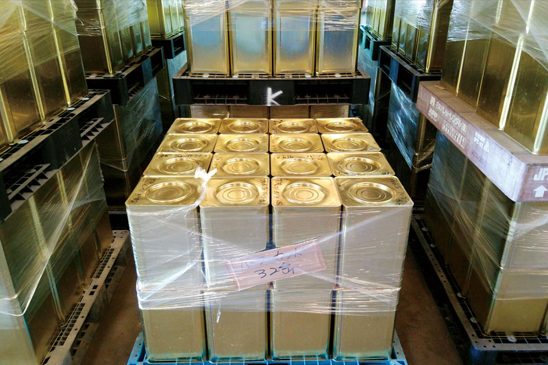 大崎町近隣で採れた筍を㈱コーセンの本社工場でむしあげして冷却後の筍を皮剥ぎして製品サイズに加工した後に、長年の経験が必要な一斗缶に筍を入れます。