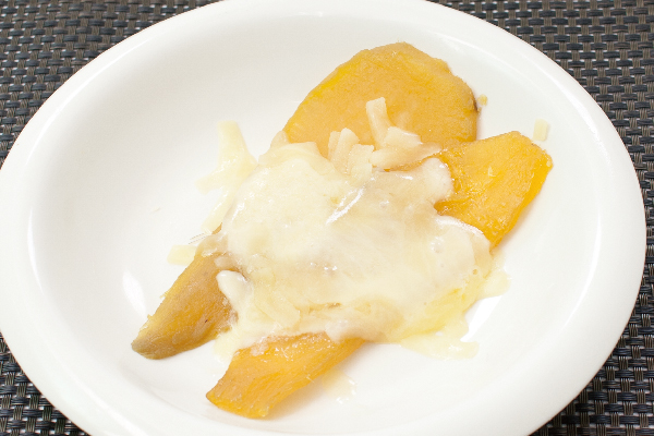 大隅半島産の甘さが自慢のさつま芋「紅はるか」干し芋にチーズをのせて、電子レンジで温めると美味しい。